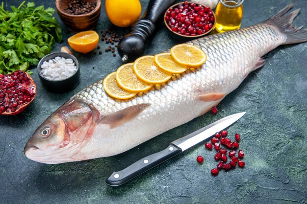 식탁에 레몬 조각 칼이 달린 바닥 보기 신선한 생선