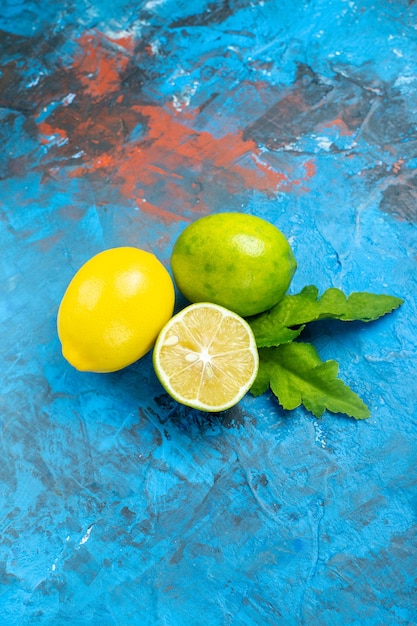 Foto gratuita limoni freschi di vista dal basso su spazio libero di superficie rosso blu