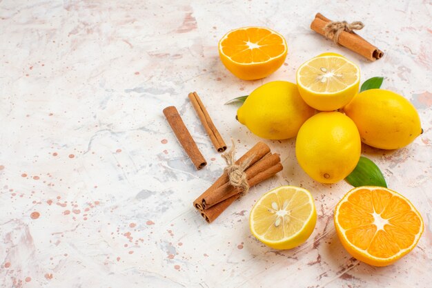 아래쪽 보기 신선한 레몬은 밝은 격리된 배경 여유 공간에 오렌지 계피 스틱을 잘라냅니다.