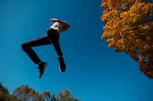 Бесплатное фото Вид снизу мужчина прыгает на улице