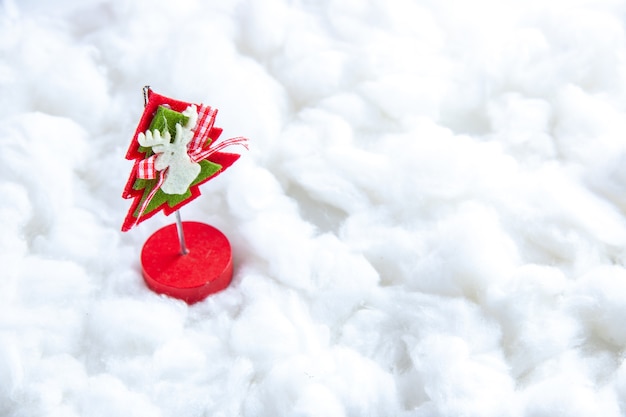 白い背景の上のミニクリスマスのおもちゃの底面図