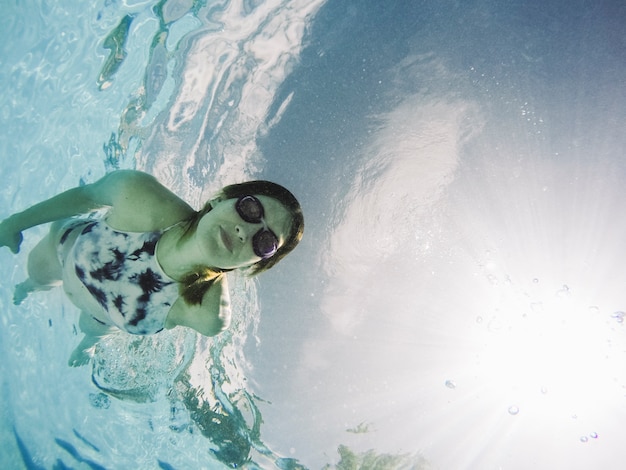 無料写真 女性ダイビングの底面図