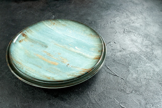 黒いテーブルの空きスペースに丸い大皿の底面図