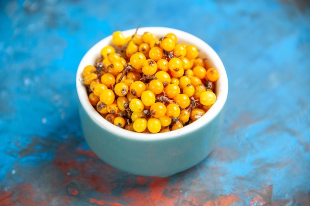 Free photo bottom view sea buckthorn on blue table