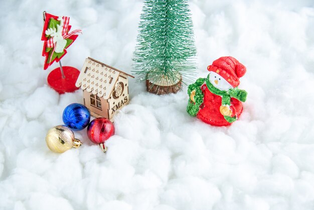 흰색 절연 표면에 하단보기 작은 크리스마스 트리 나무 집 공 장난감