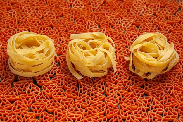 레드 심장 모양의 이탈리아 파스타에 하단보기 tagliatelle