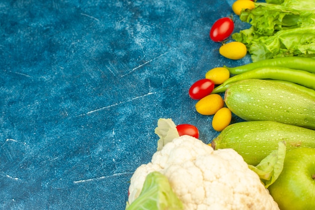 무료 사진 바닥 보기 야채 체리 토마토 자키니 cumcuat 녹색 고추 양상추 콜리플라워 여유 공간이 있는 파란색 테이블에