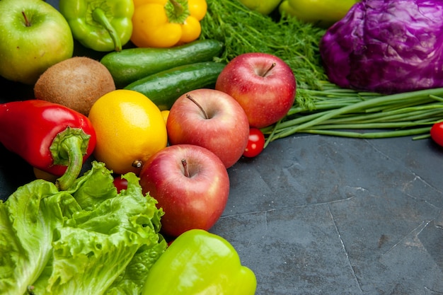 하단보기 야채와 과일 체리 토마토 사과 녹색 양파 딜 상추 피망 키위 오이 레몬 복사 장소