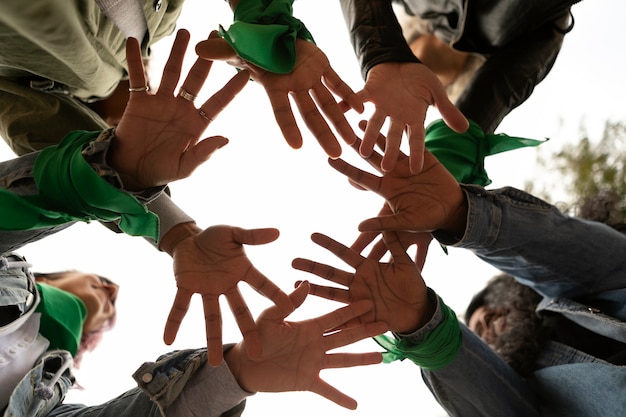 Vista dal basso donne che protestano all'aperto