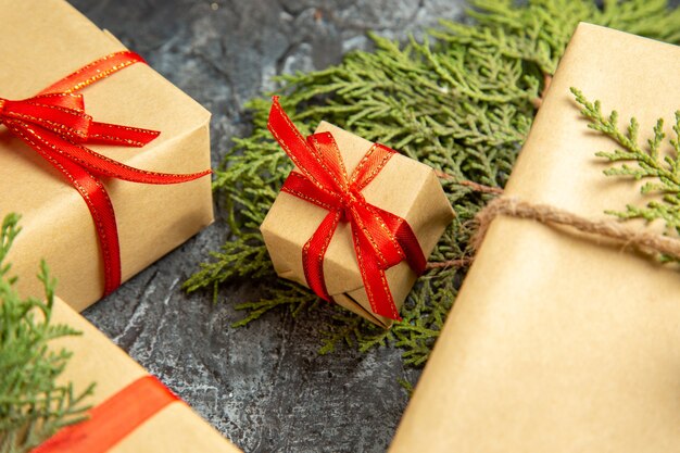 Вид снизу рождественский подарок маленькие подарки сосновые ветки на сером фоне