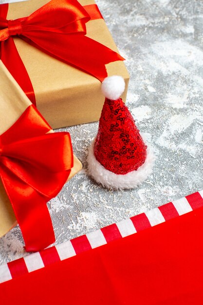 灰色の背景に底面図のクリスマスプレゼントサンタ帽子