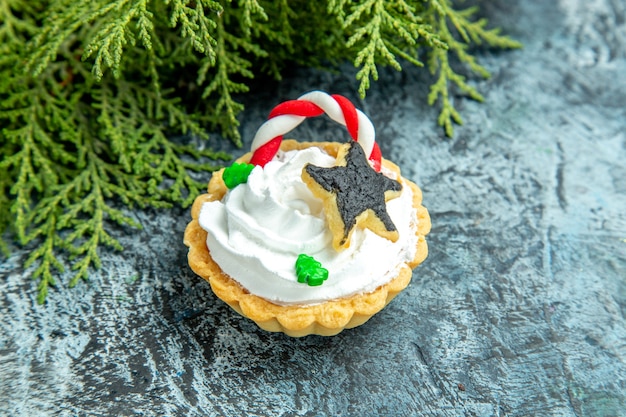 Bottom view xmas tarts pine branch on grey table