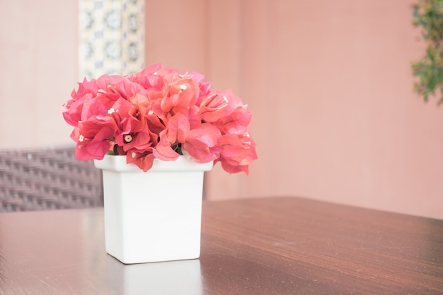 無料写真 花瓶にブーゲンビリアの花