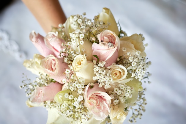 다이아몬드 반지가 달린 아름다운 분홍색과 흰색 웨딩 장미 꽃다발