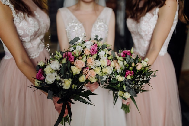 Foto gratuita mazzo di fiori nelle mani della sposa