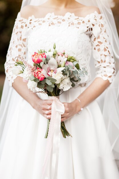 ブーケの花の花嫁の白いドレス