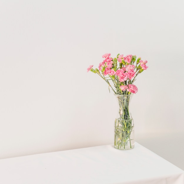 テーブルに花瓶の花束