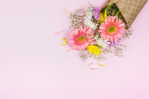 Free photo bouquet of fresh flowers in wrap