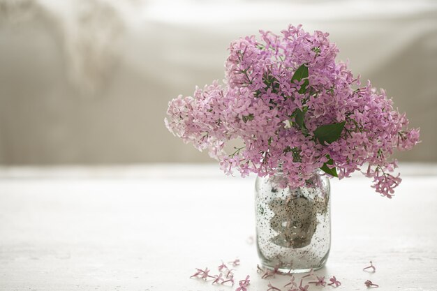 ガラスの花瓶に新鮮なライラックの花の花束