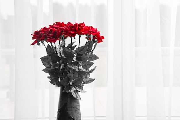 Free photo bouquet of fresh red roses in a vase.