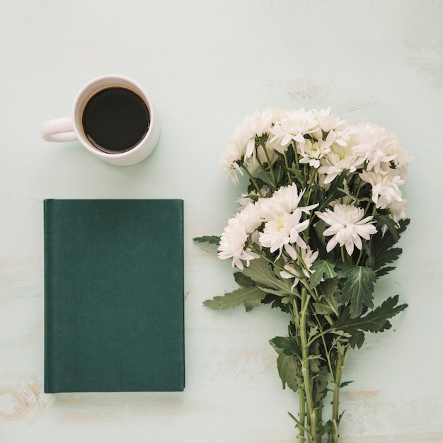 Free photo bouquet near notebook and coffee