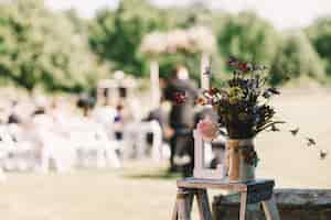 Бесплатное фото Букет полевых цветов стоит на стуле