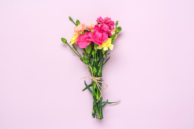 ピンクに分離されたピンクのカーネーションの花の花束。上面図 Premium写真