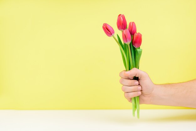 花の花束を持つ手 無料の写真