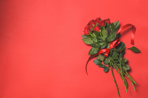 무료 사진 빨간색 배경에 장미 꽃다발