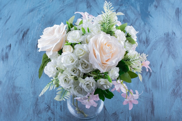 Foto gratuita bouquet di fiori di rosa pallido in un vaso di vetro.