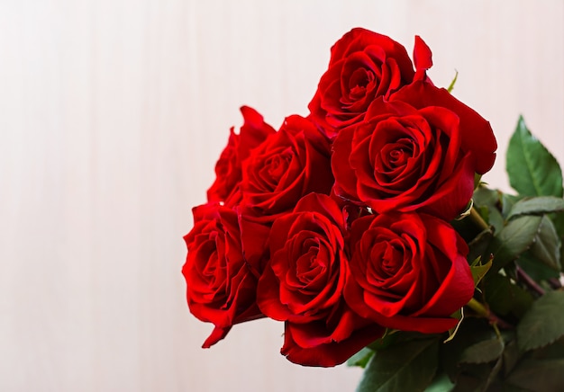 Free photo bouquet of red roses for valentine's day