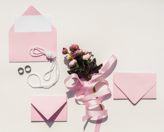 분홍색 봉투와 장미 꽃다발