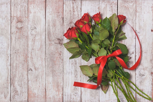 Foto gratuita bouquet di rose con un fiocco rosso