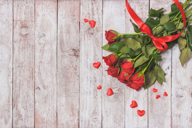 Foto gratuita bouquet di rose con un fiocco rosso