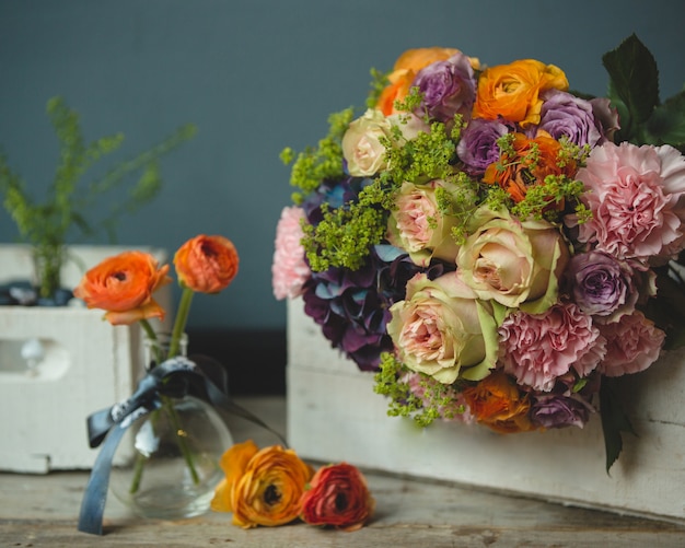 A bouquet and single autumn flowers around on the table
