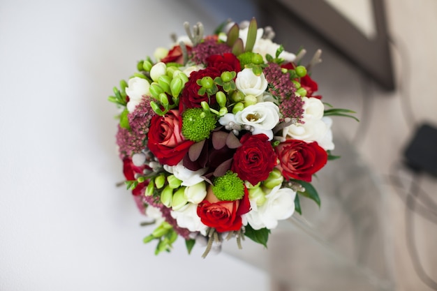 The bouquet stands on the table