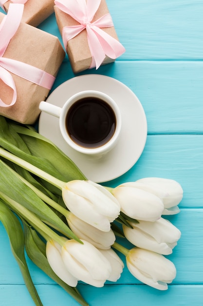 커피와 선물 컵 튤립 꽃의 꽃다발
