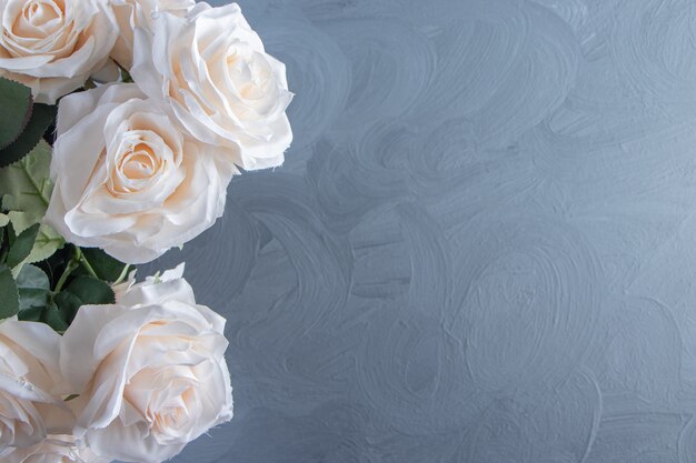 Букет белых цветов в ведре, на белом столе.