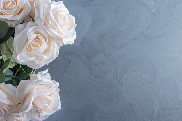 白いテーブルの上に、バケツの中の白い花の花束。
