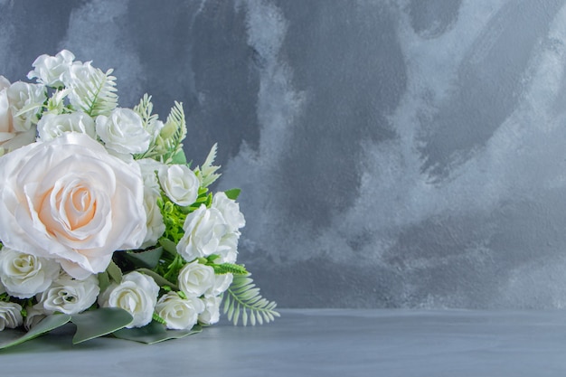 흰색 바탕에 흰색 꽃의 꽃다발. 고품질 사진
