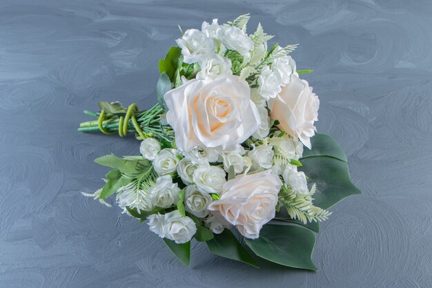 白い背景の上の白い花の花束。高品質の写真