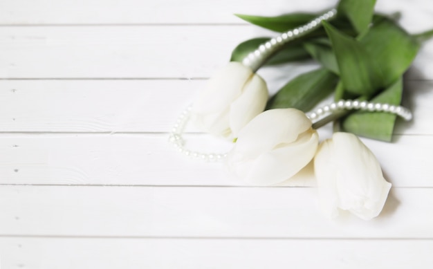 Free photo bouquet of white tulips
