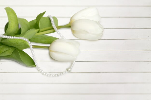 白いチューリップの花束