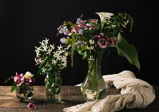 テーブルの上の花瓶に花の花束