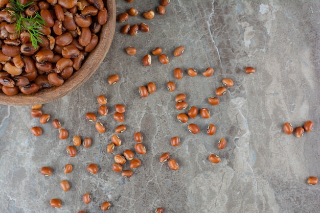 Free photo bowl of baked beans on marble.