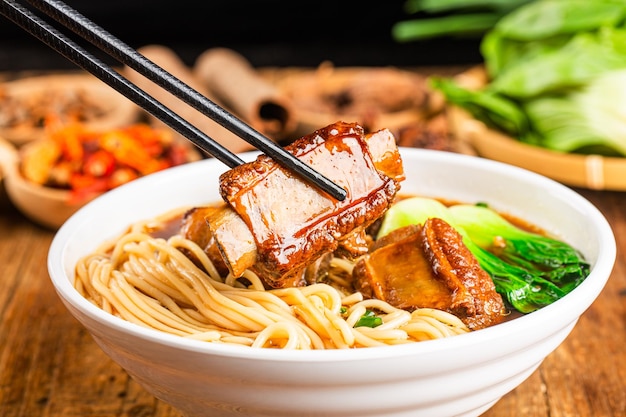 Free photo a bowl of braised pork ribs noodles