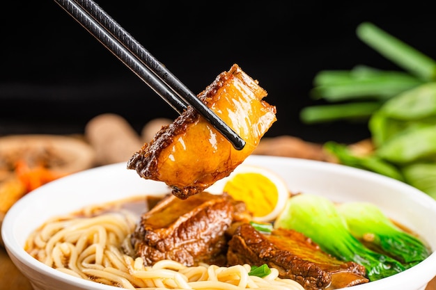 Free photo a bowl of braised pork ribs noodles