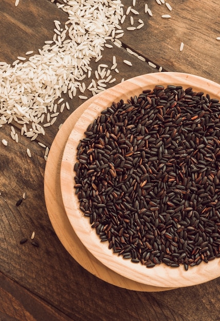 テーブルに白米と茶色の有機米の穀物のボール