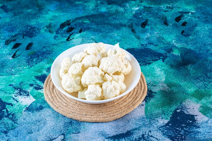 Free Photo a bowl of cauliflower on a trivet 