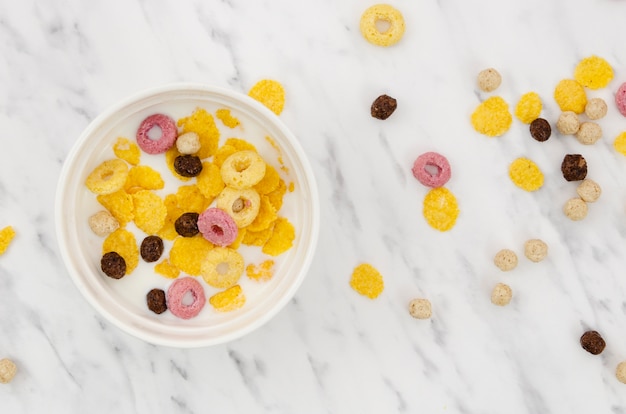Free photo bowl of cereal on marble background